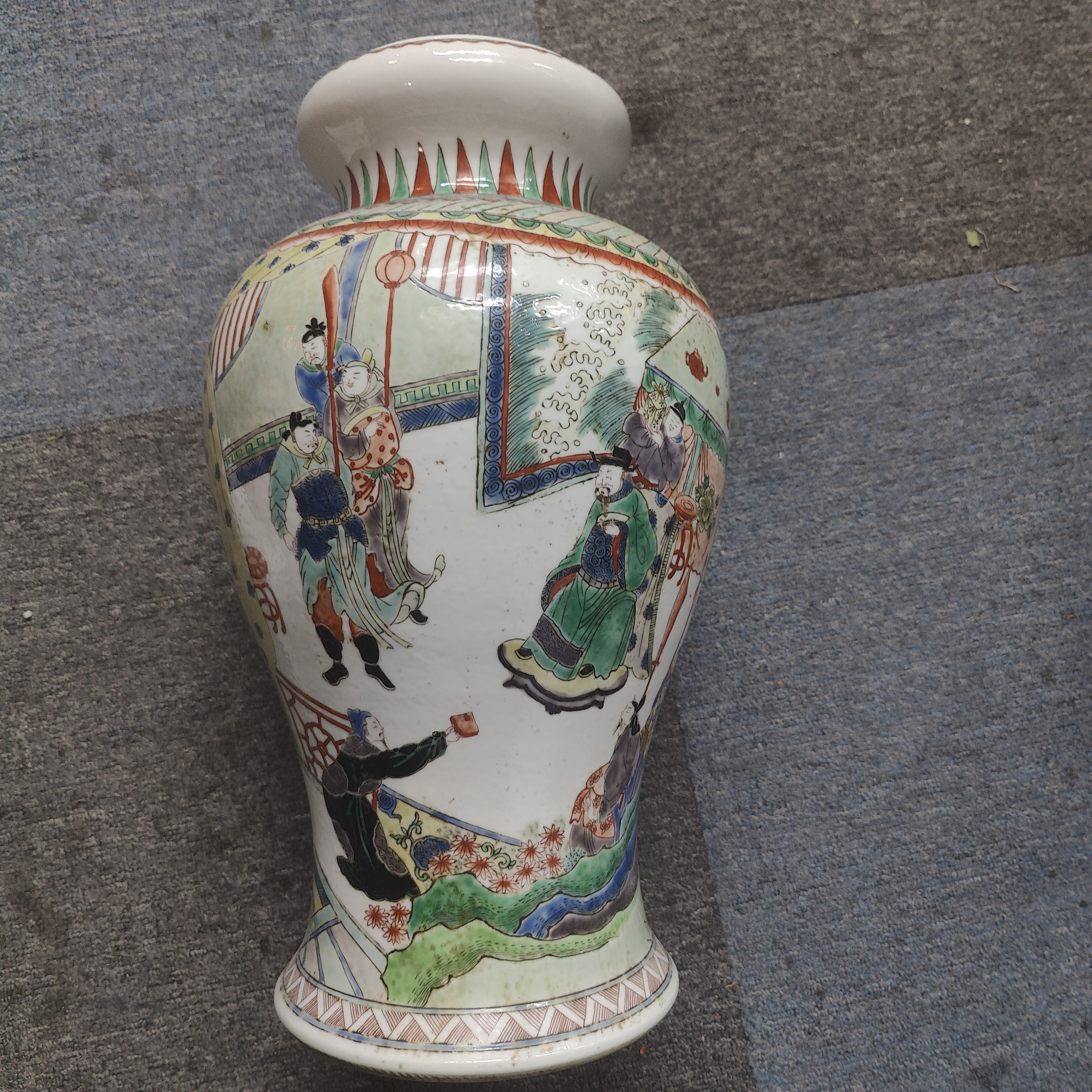 古陶瓷斗彩人物出巡图鱼尾瓶