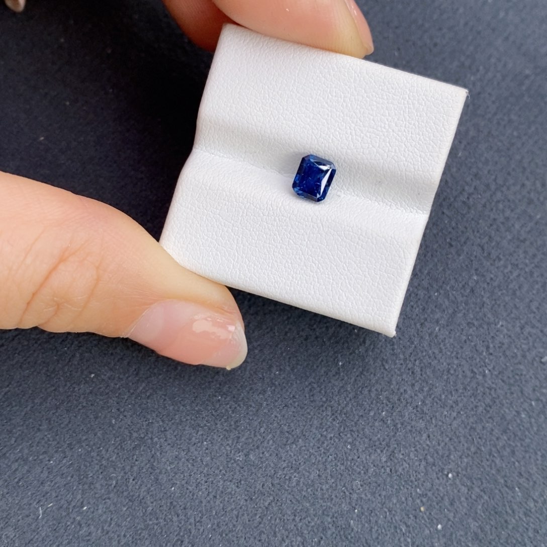 蓝宝石裸石未镶嵌宇*浩