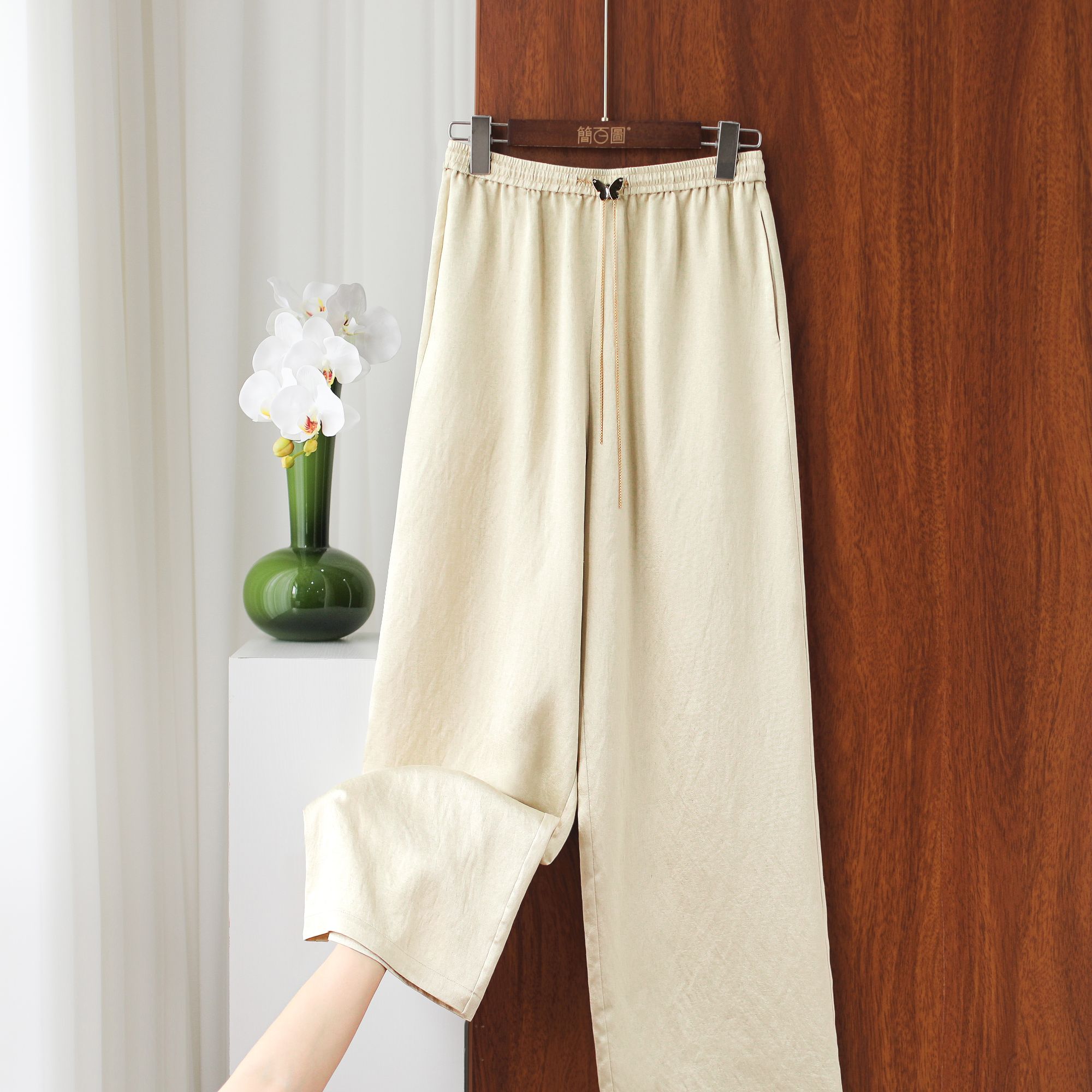 2025新款新中式香槟色蝴蝶吊坠显腿长松紧腰中腰宽直筒休闲裤子