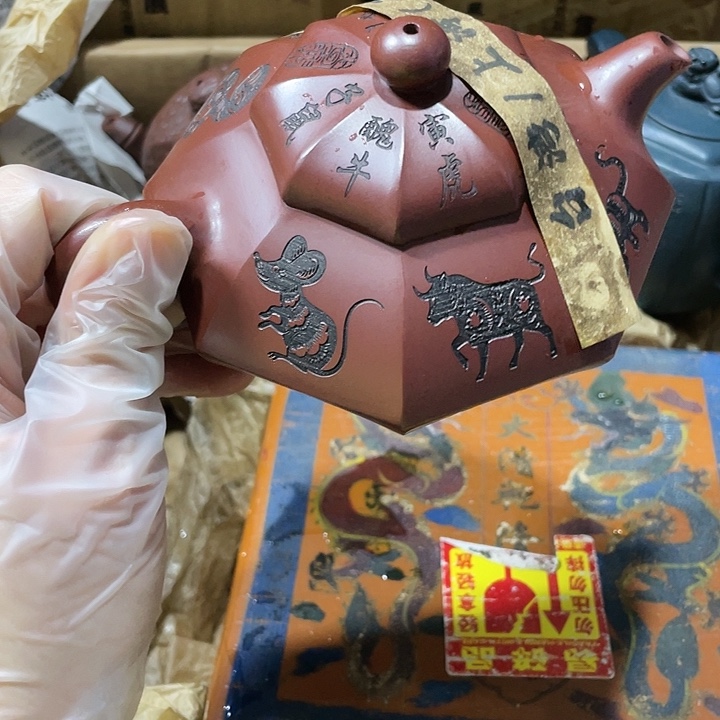 茶壶紫砂原矿泥料手工制作的一把紫砂壶。