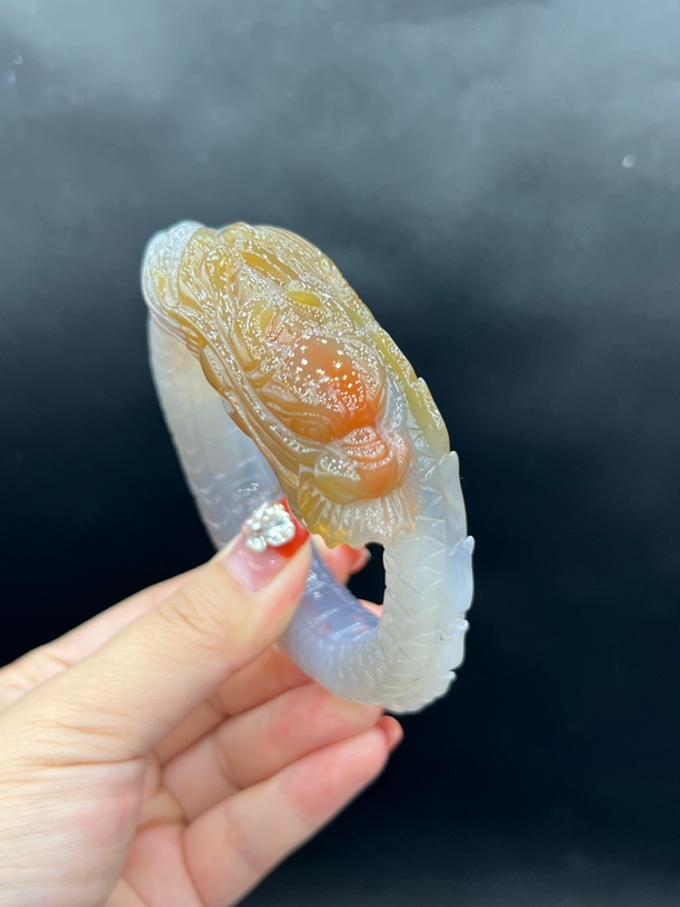 天然玛瑙俏色巧雕龙腾四海（60.61圈口）