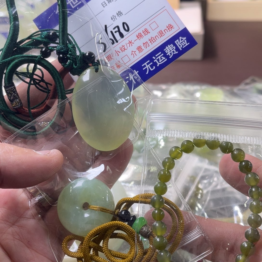 蛇纹石玉颈饰未镶嵌