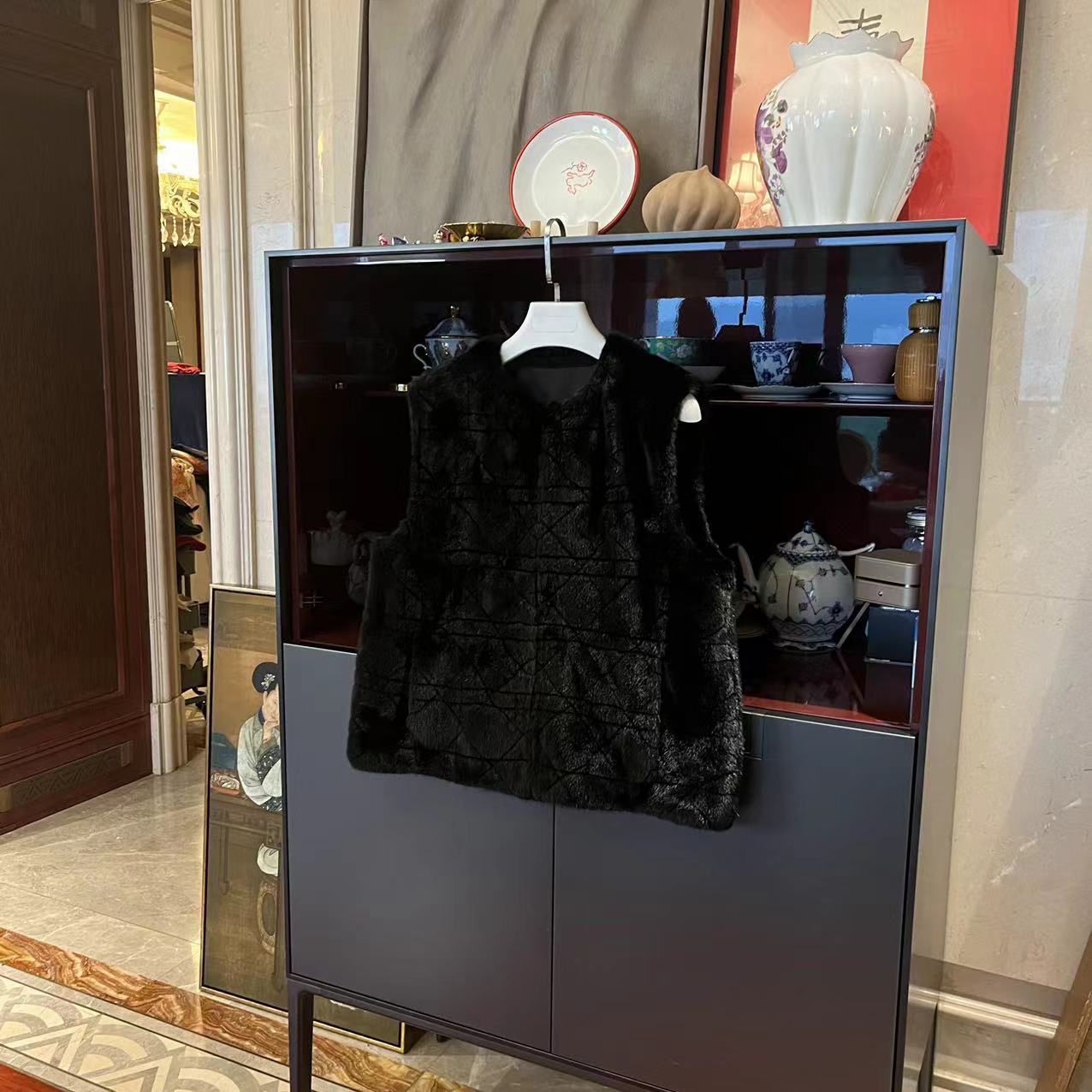 漫颜刘水貂毛黑色马甲2023秋冬新品圆领套头纯色无袖休闲上衣