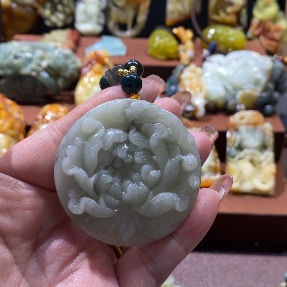 蛇纹石玉颈饰未镶嵌