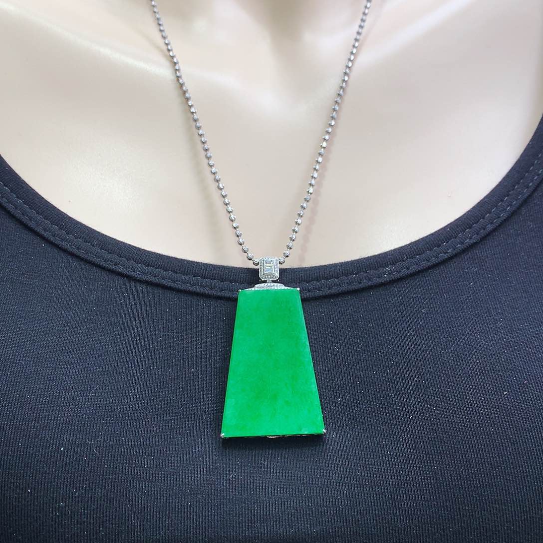 翡翠颈饰18K金镶嵌无事牌