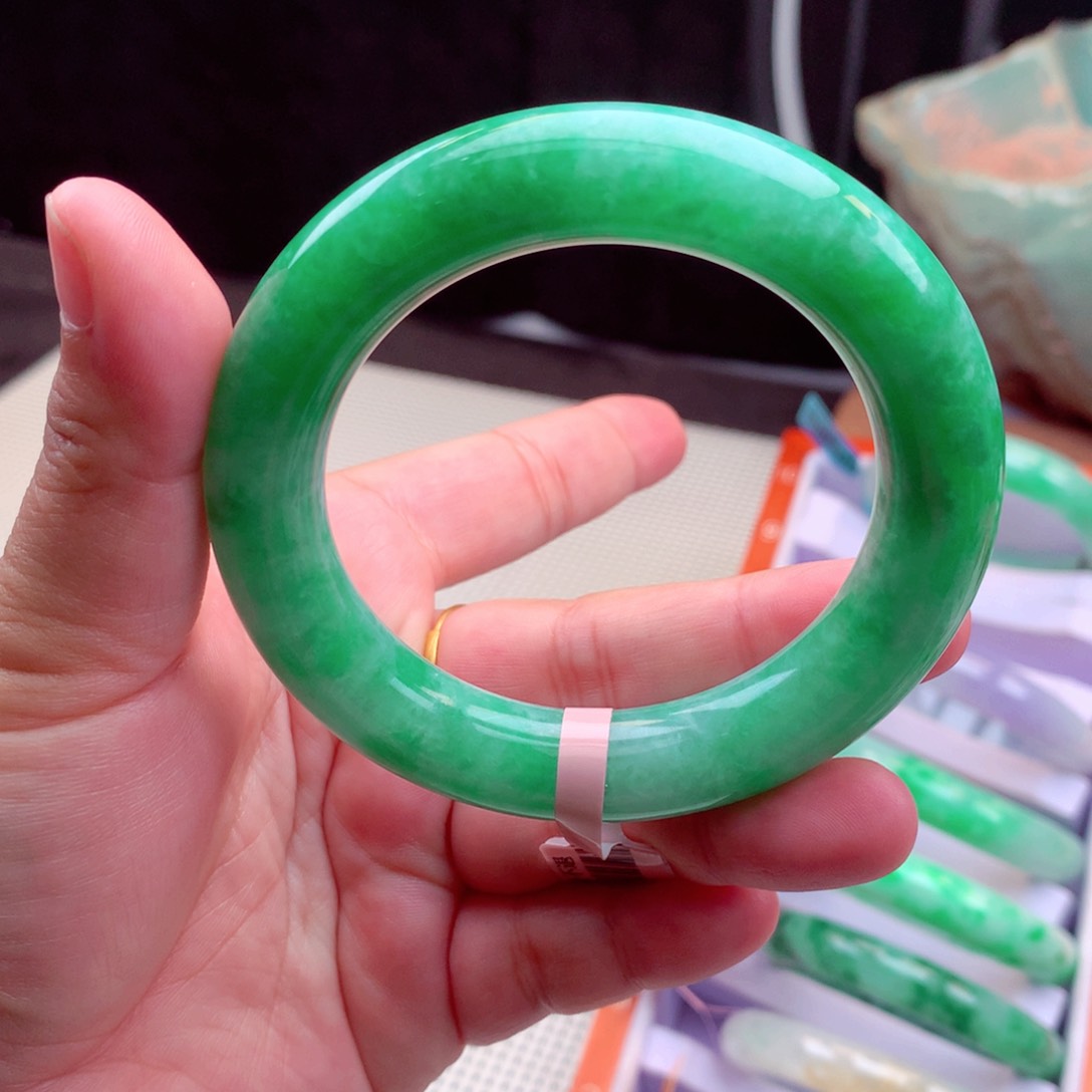 翡翠手镯未镶嵌翡翠