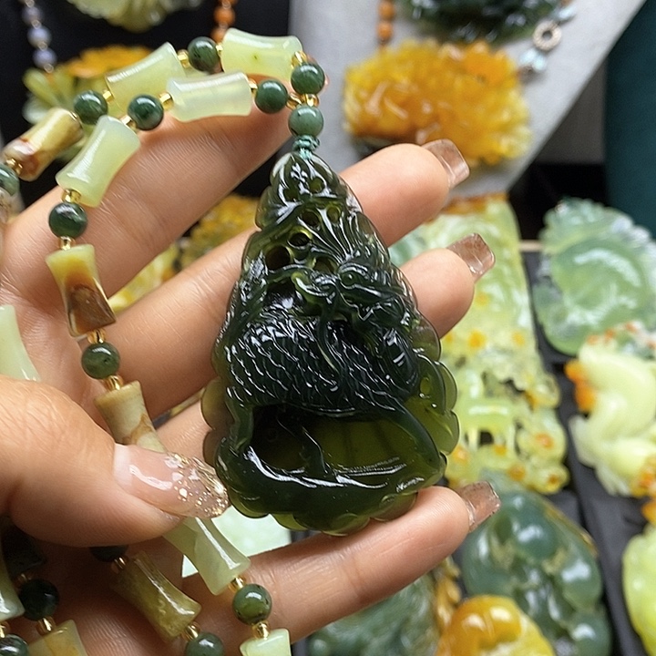 蛇纹石玉挂件未镶嵌