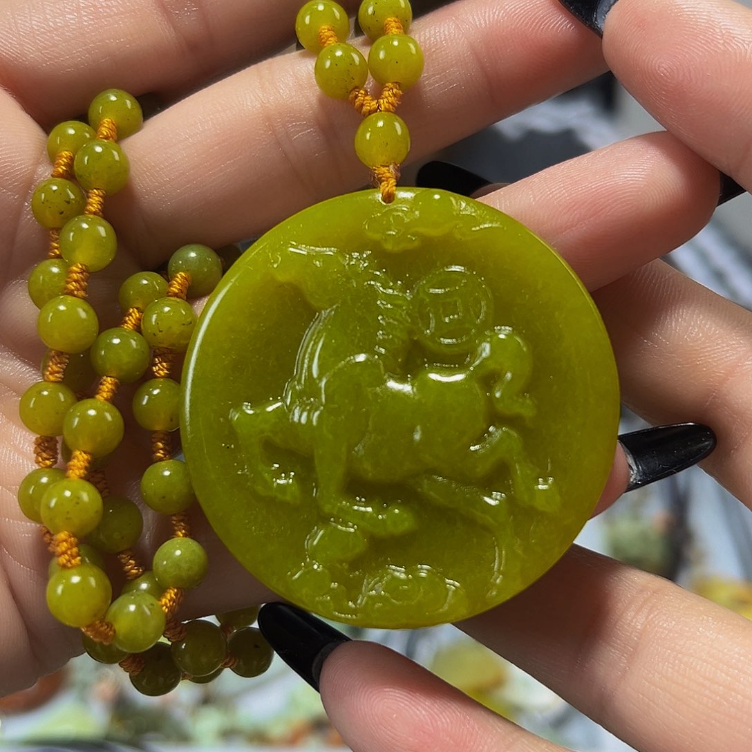 蛇纹石玉未镶嵌颈饰