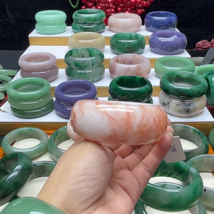 无***息石英质玉（非洲翠）未镶嵌手镯