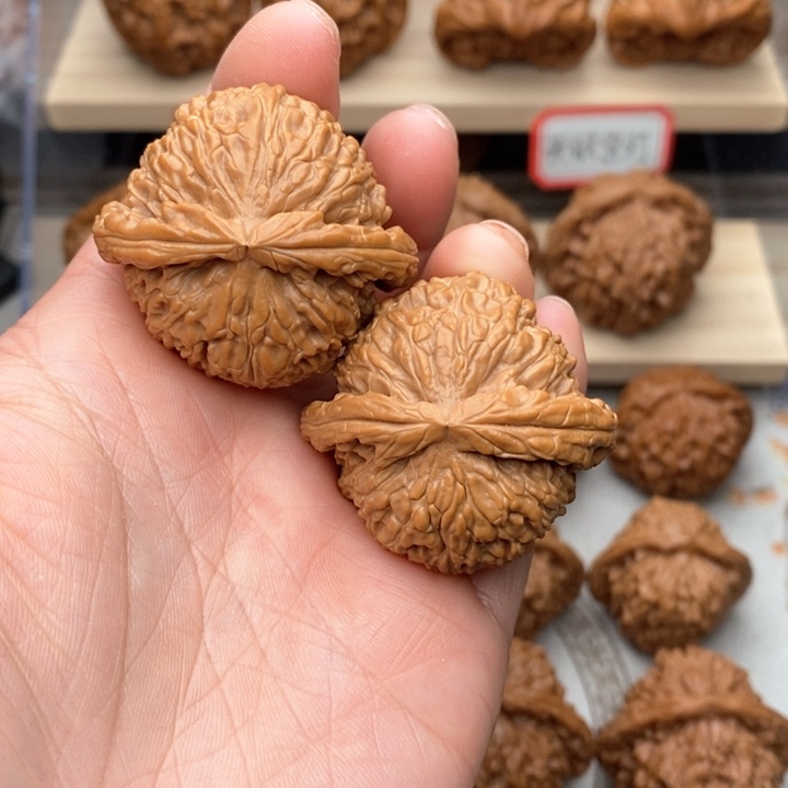 核桃把件提****活白狮子核桃