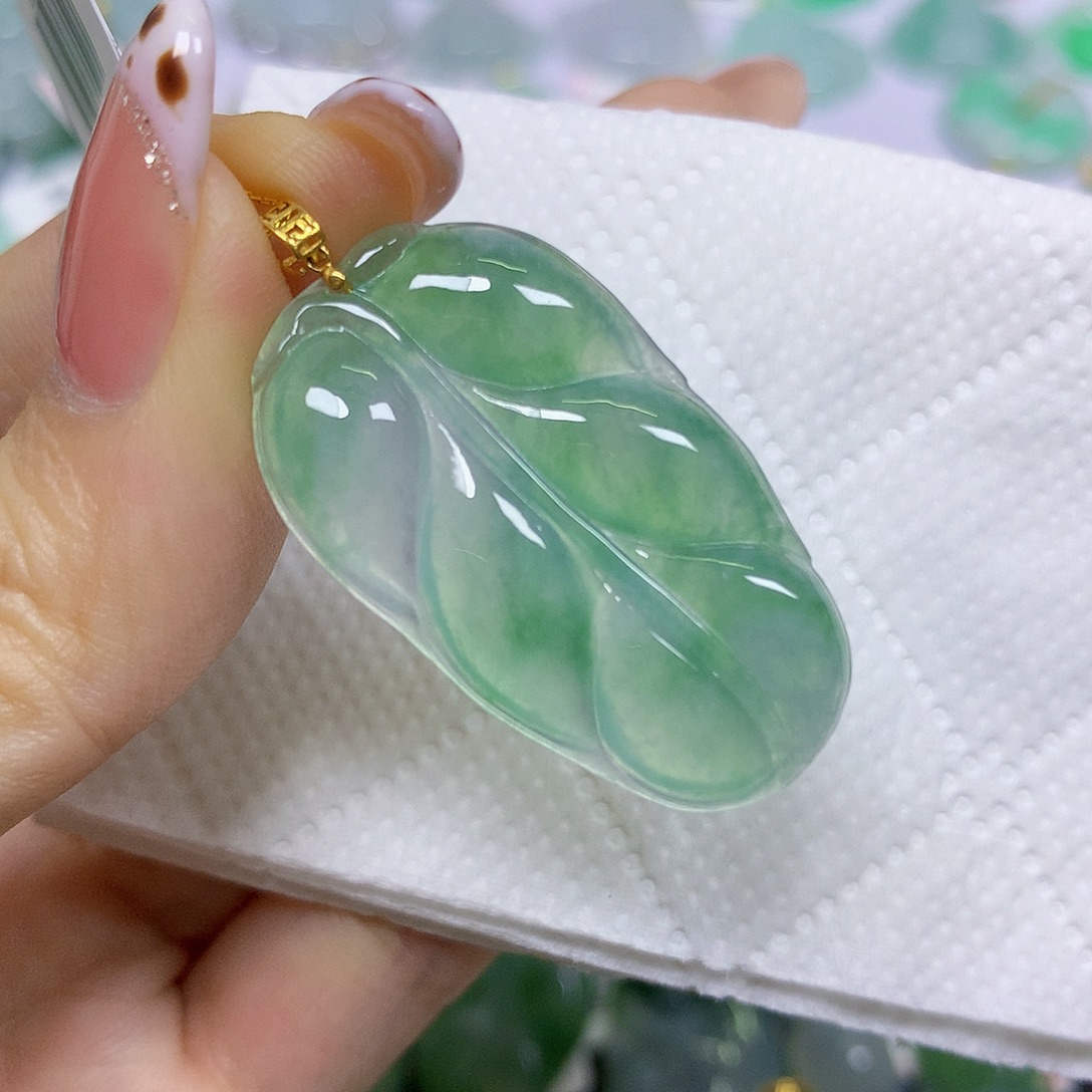 颈饰18K金镶嵌翡翠挂件