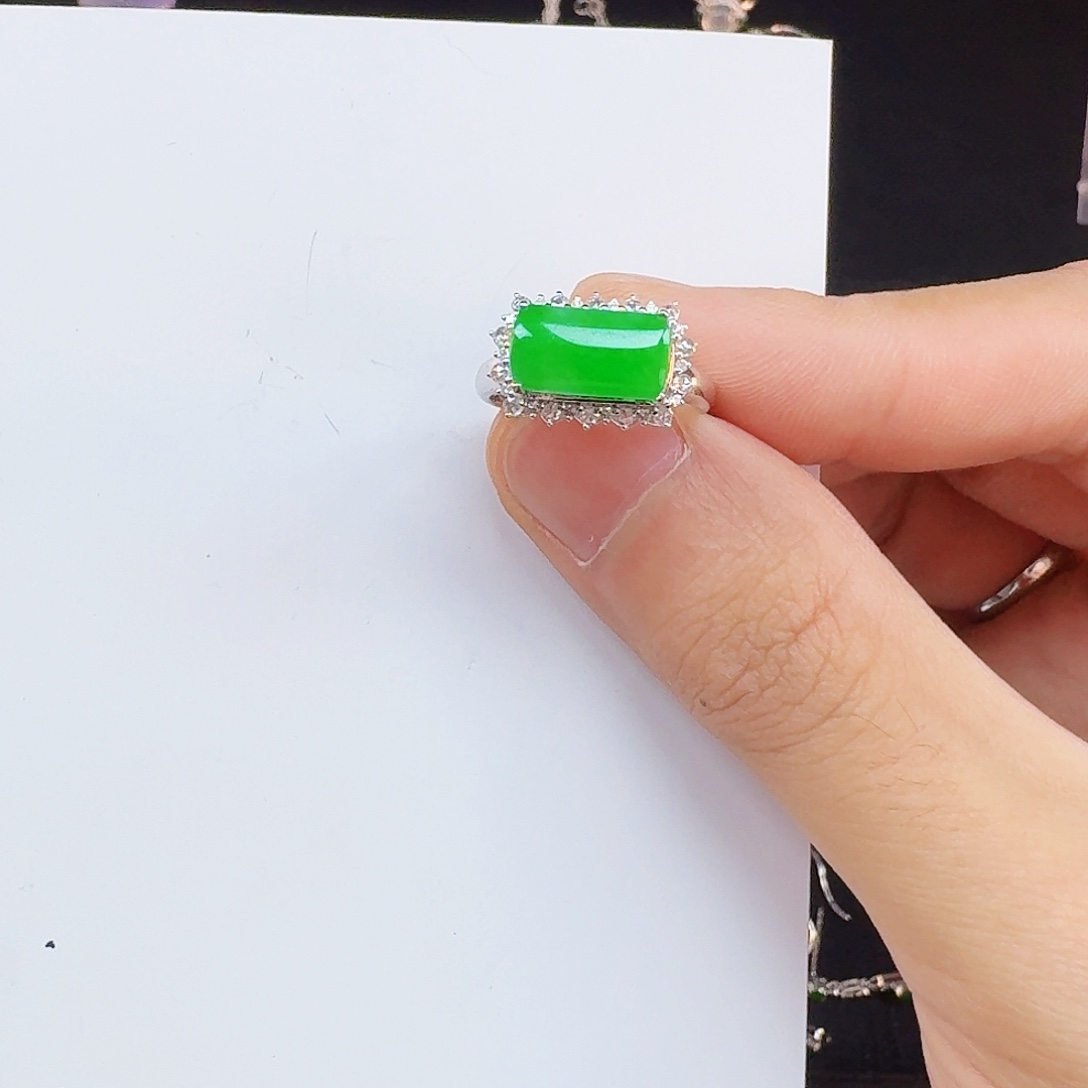 陌***陌翡翠18K金镶嵌颈饰一件