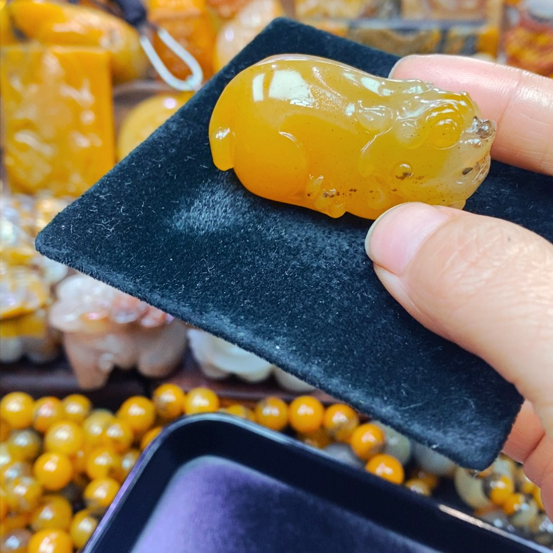 未镶嵌石英质玉（黄龙玉）颈饰