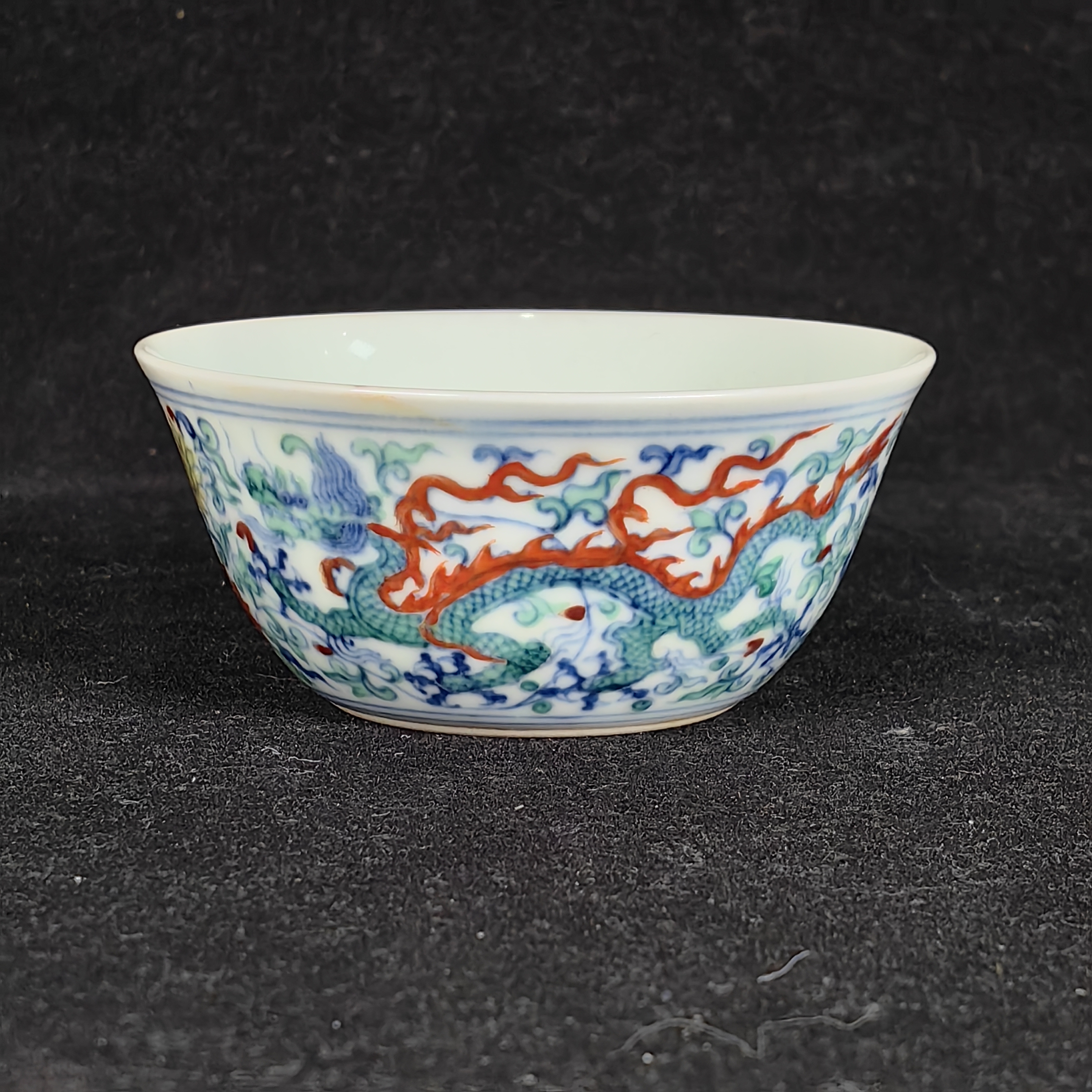 斗彩龙穿花纹杯  