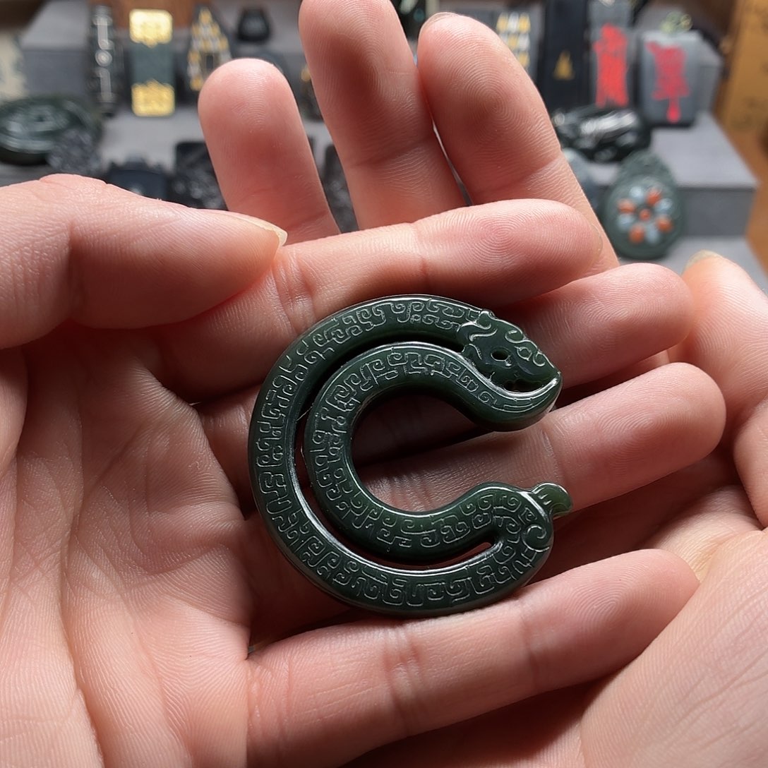 极***诚和田玉未镶嵌颈饰