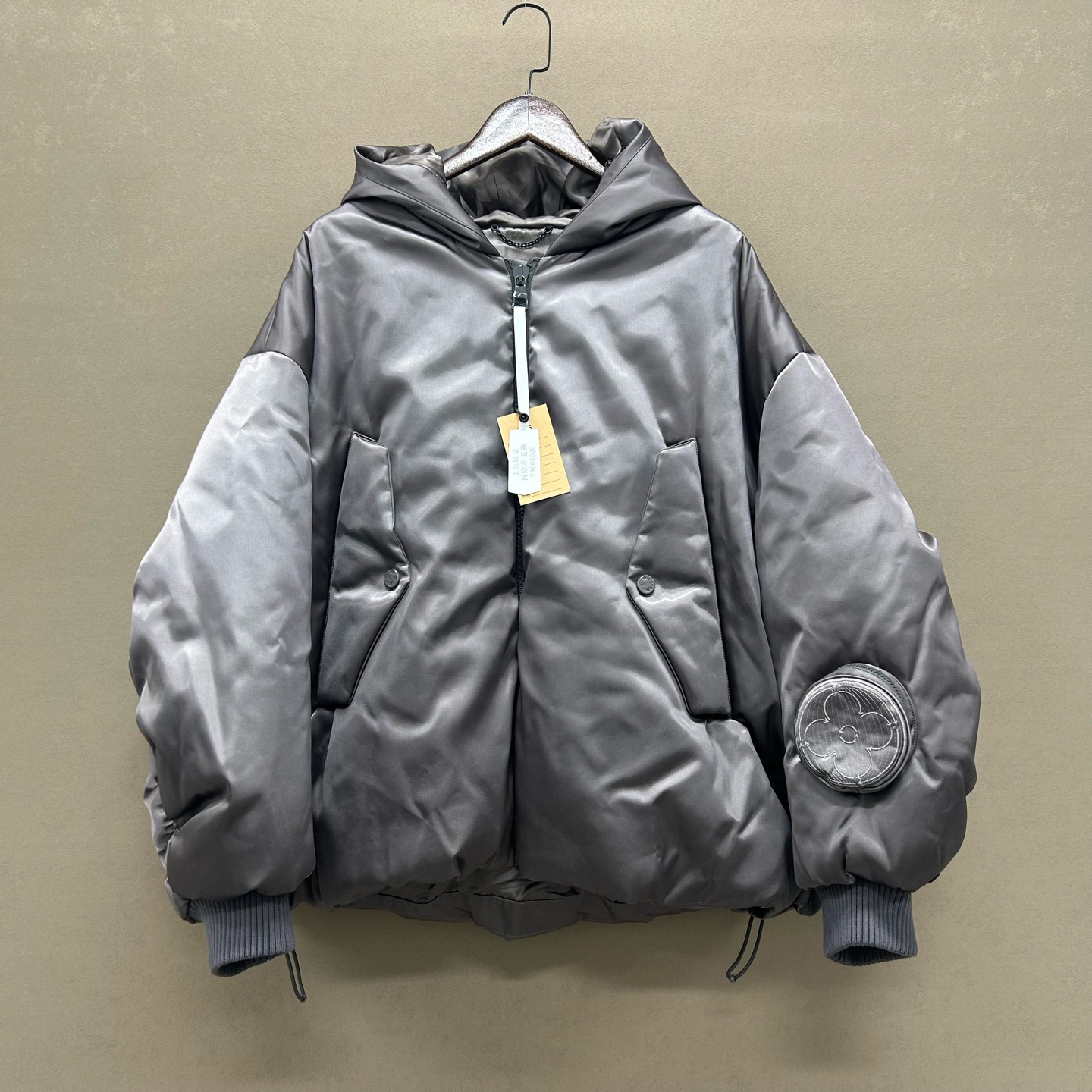 未使用 LouisVuitton/路易威登 银灰色羽绒服 44码 ys000026