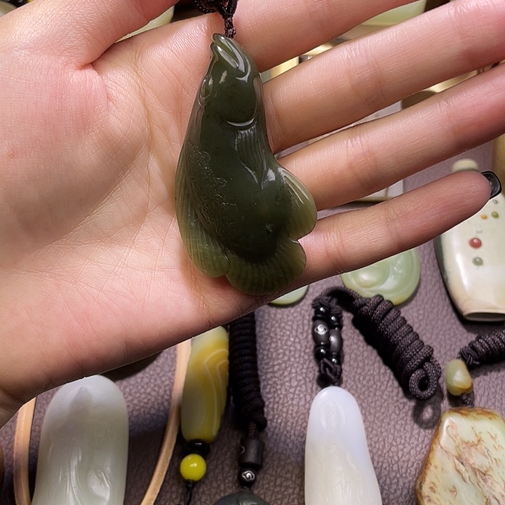 颈饰未镶嵌和田玉（墨玉）