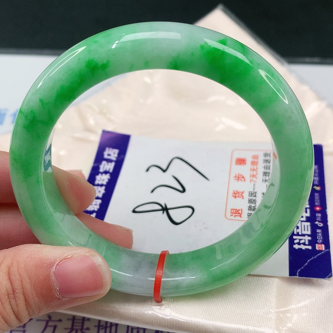 翡翠手镯未镶嵌翡翠