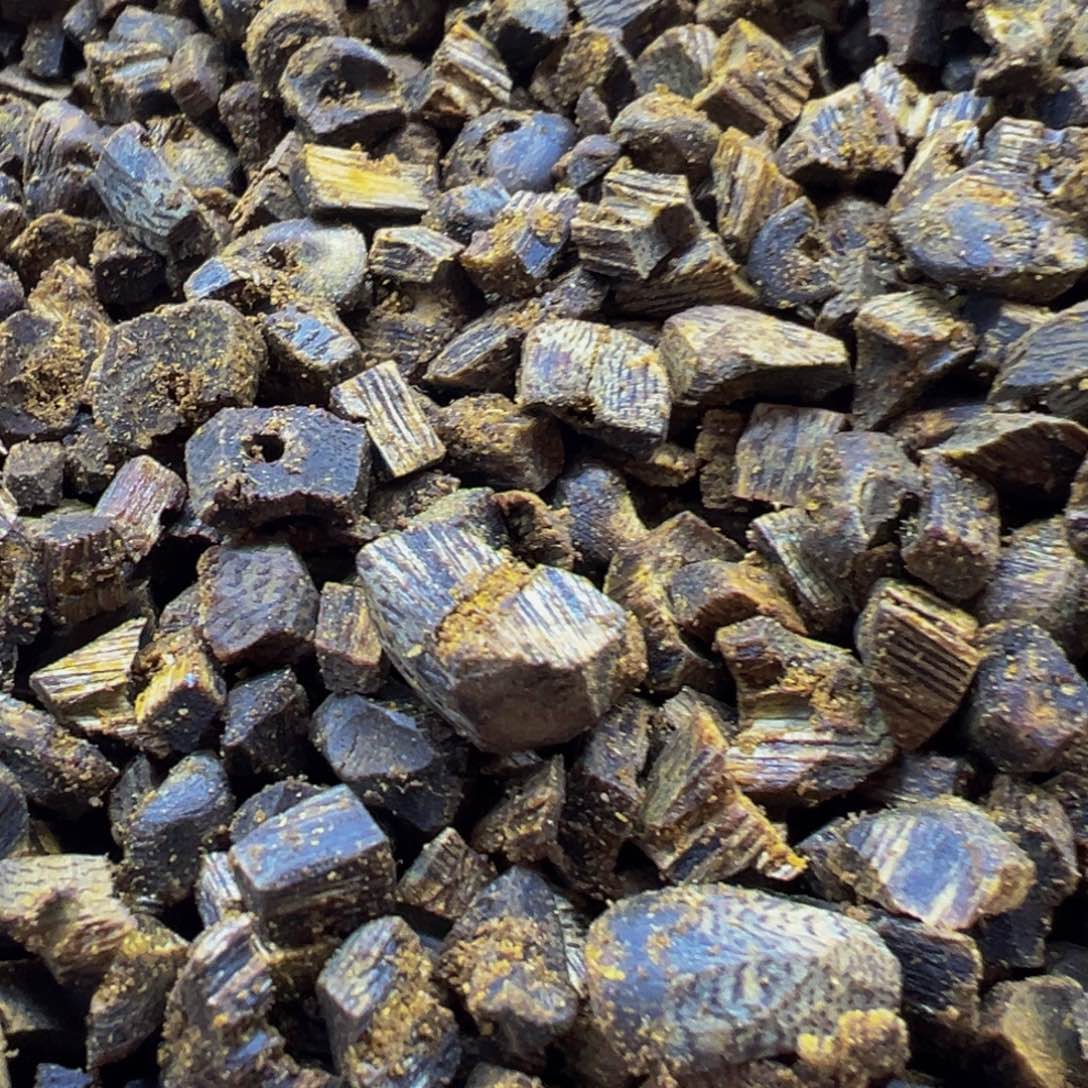 沉香手把件绿奇楠沉香高端珠子料