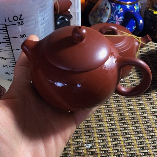 紫砂茶壶原矿泥料手工制作的紫砂壶。