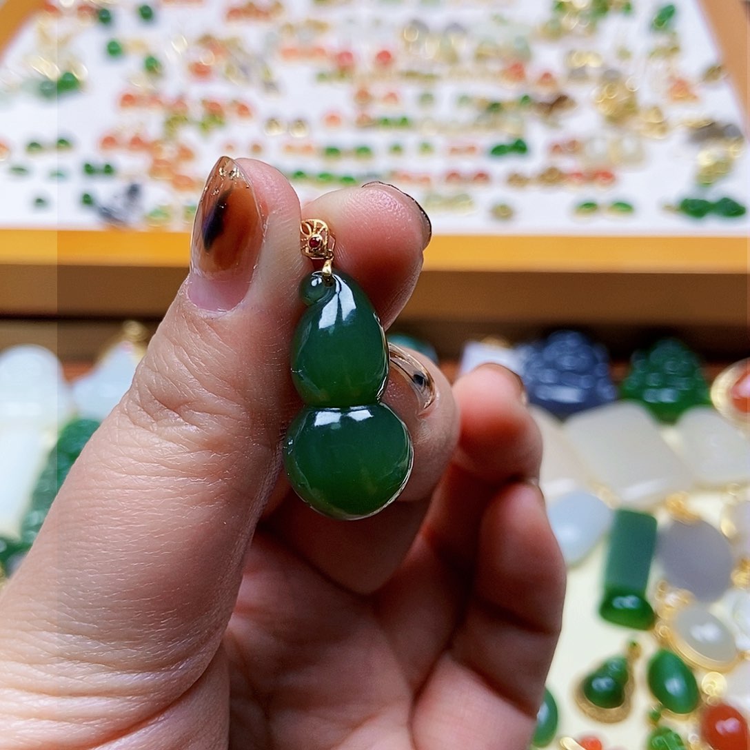 和田玉吊坠18K金镶嵌