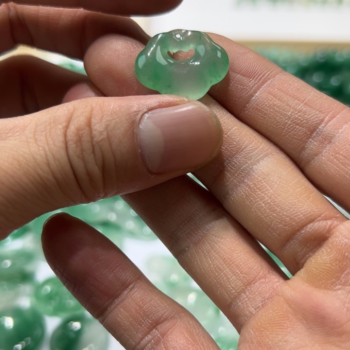 石英质玉颈饰合金