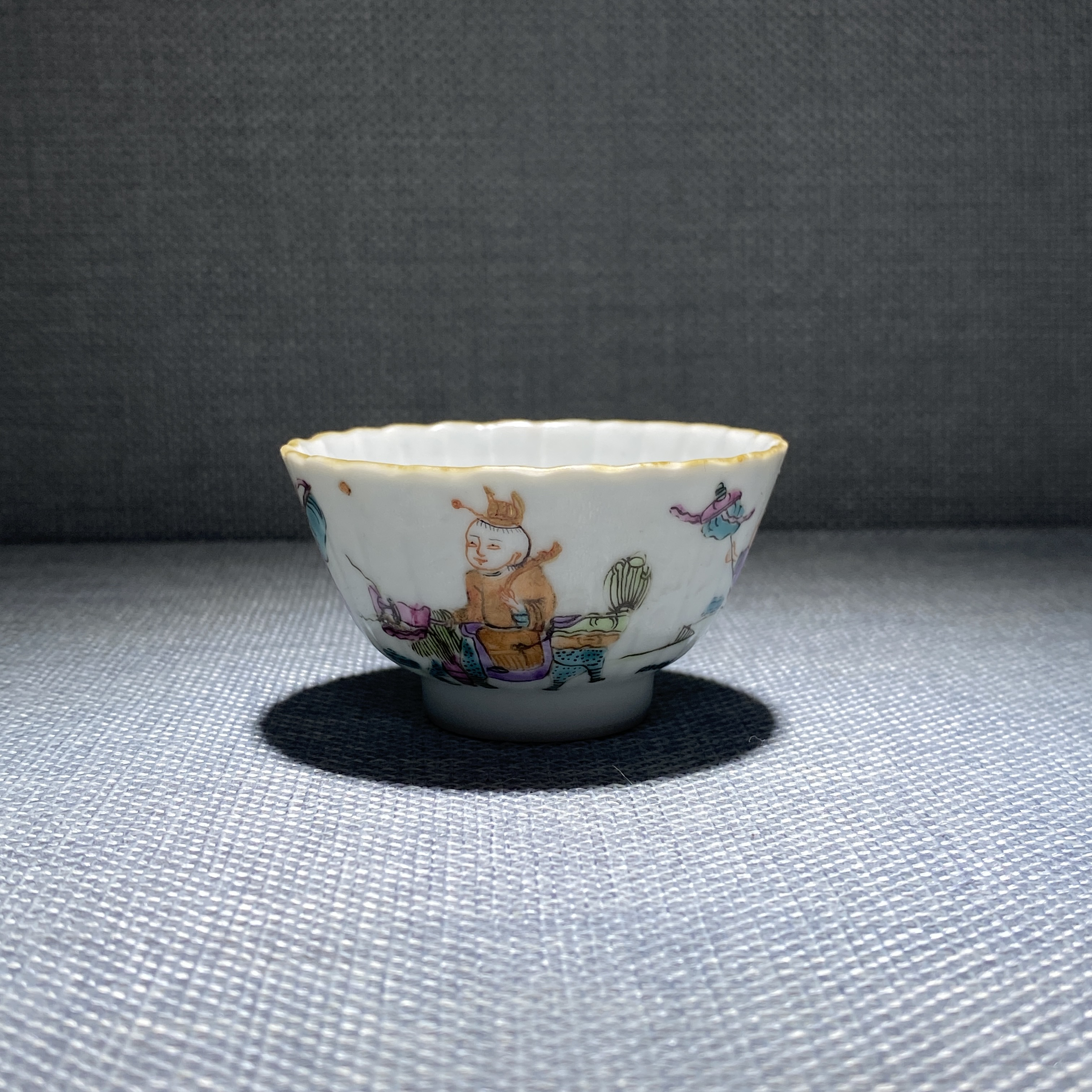 粉彩故事纹主人杯茶碗