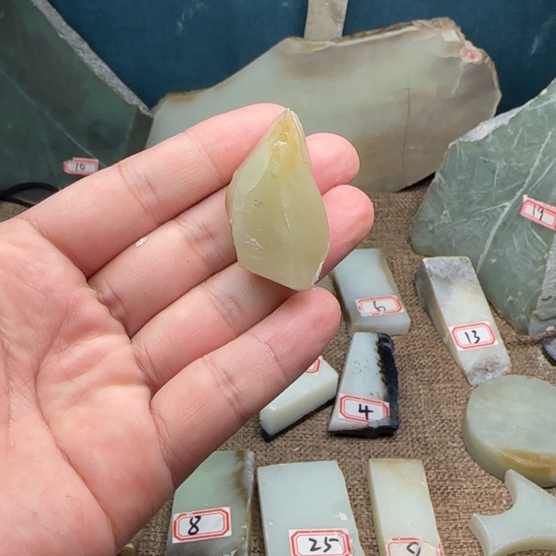 和田玉（糖玉）未镶嵌珠宝奇石