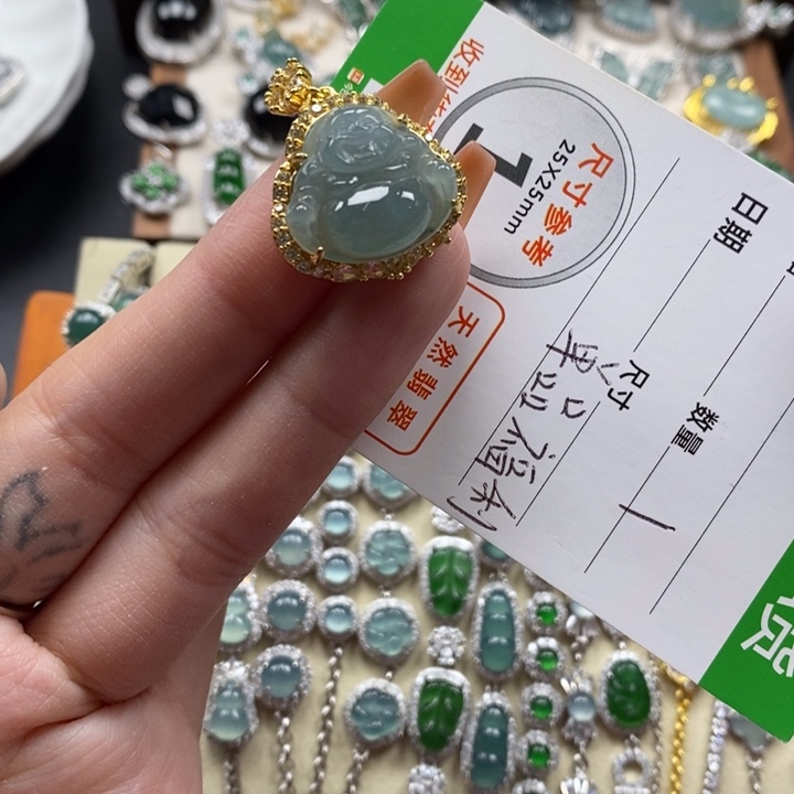 翡翠颈饰未镶嵌翡翠
