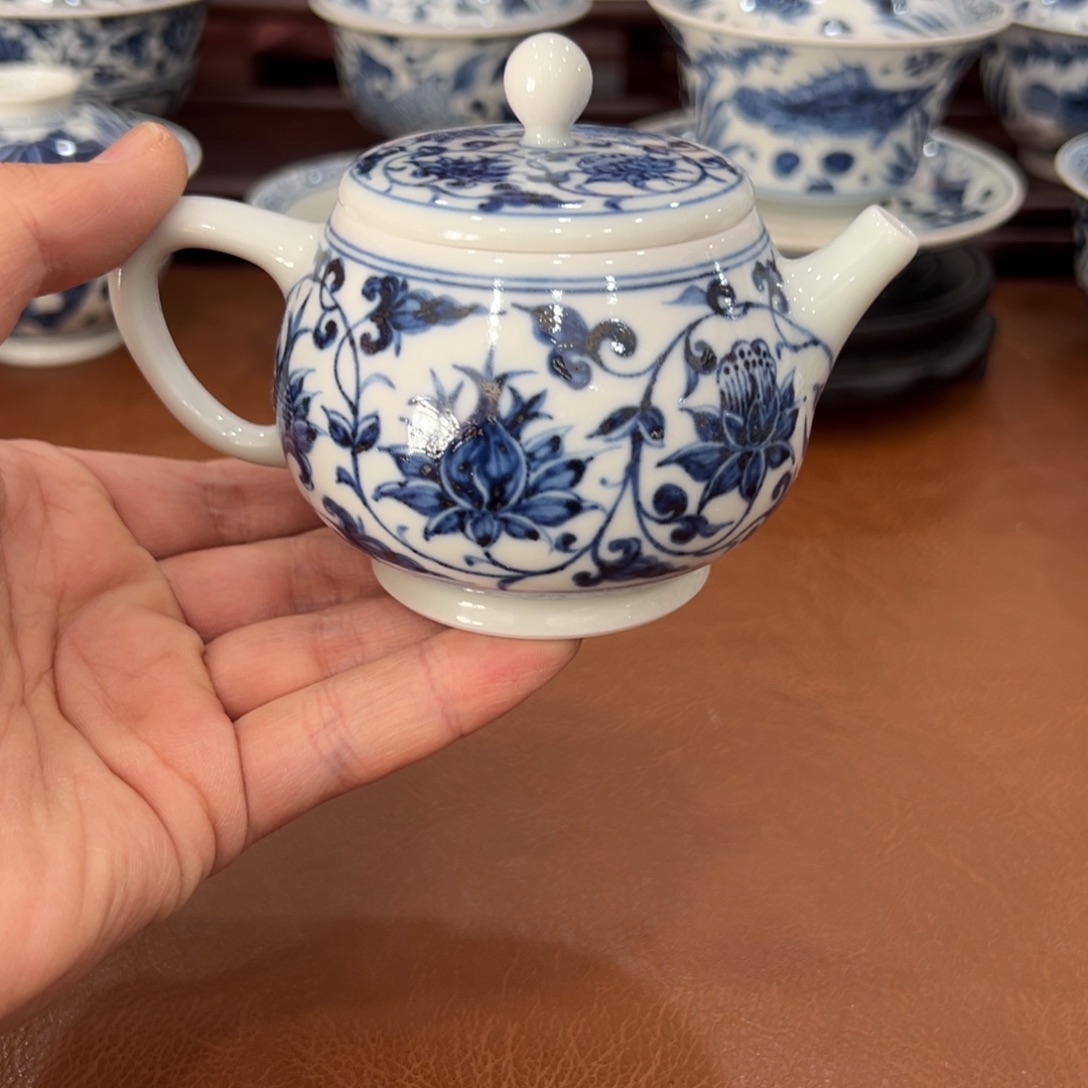 手绘青花缠枝莲茶壶