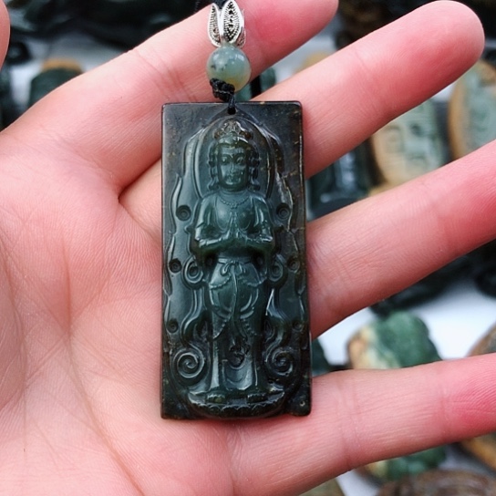 未镶嵌岫岩河磨玉（透闪石质玉）挂件