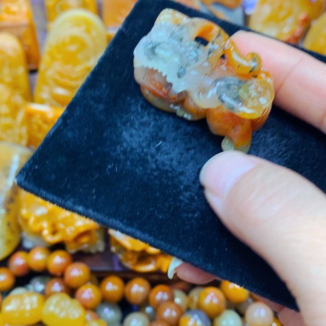 未镶嵌石英质玉（黄龙玉）颈饰