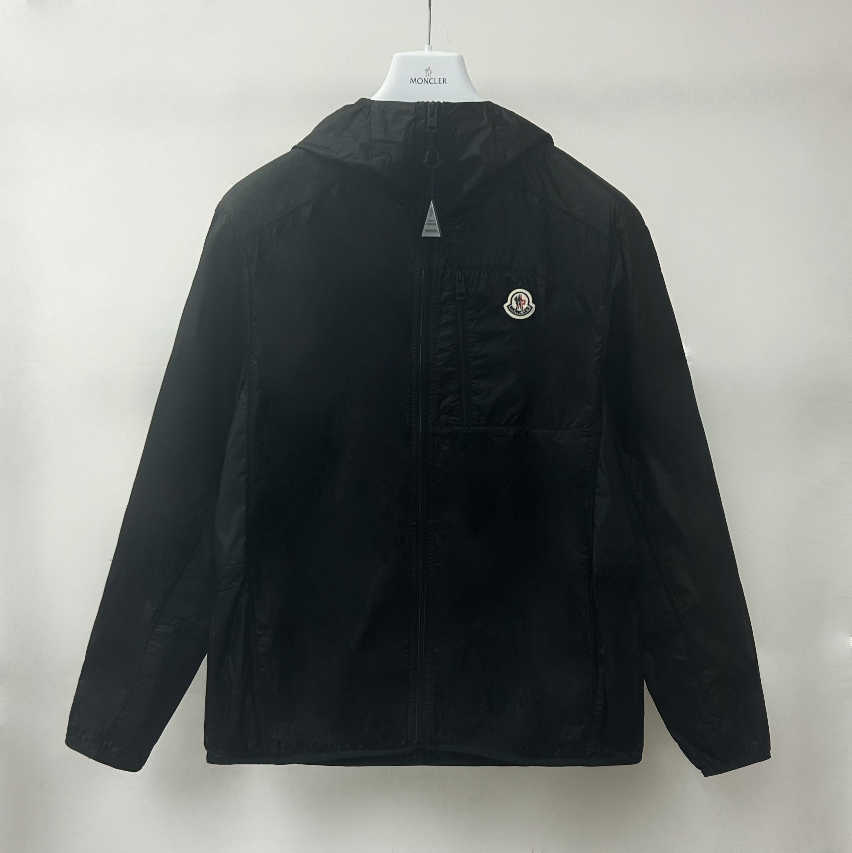 未使用 MONCLER MJ 胸口毛毡logo 拼色黑外套 1A00036