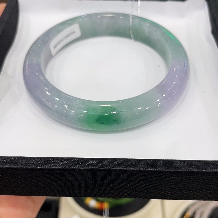 翡翠手镯未镶嵌翡翠手镯