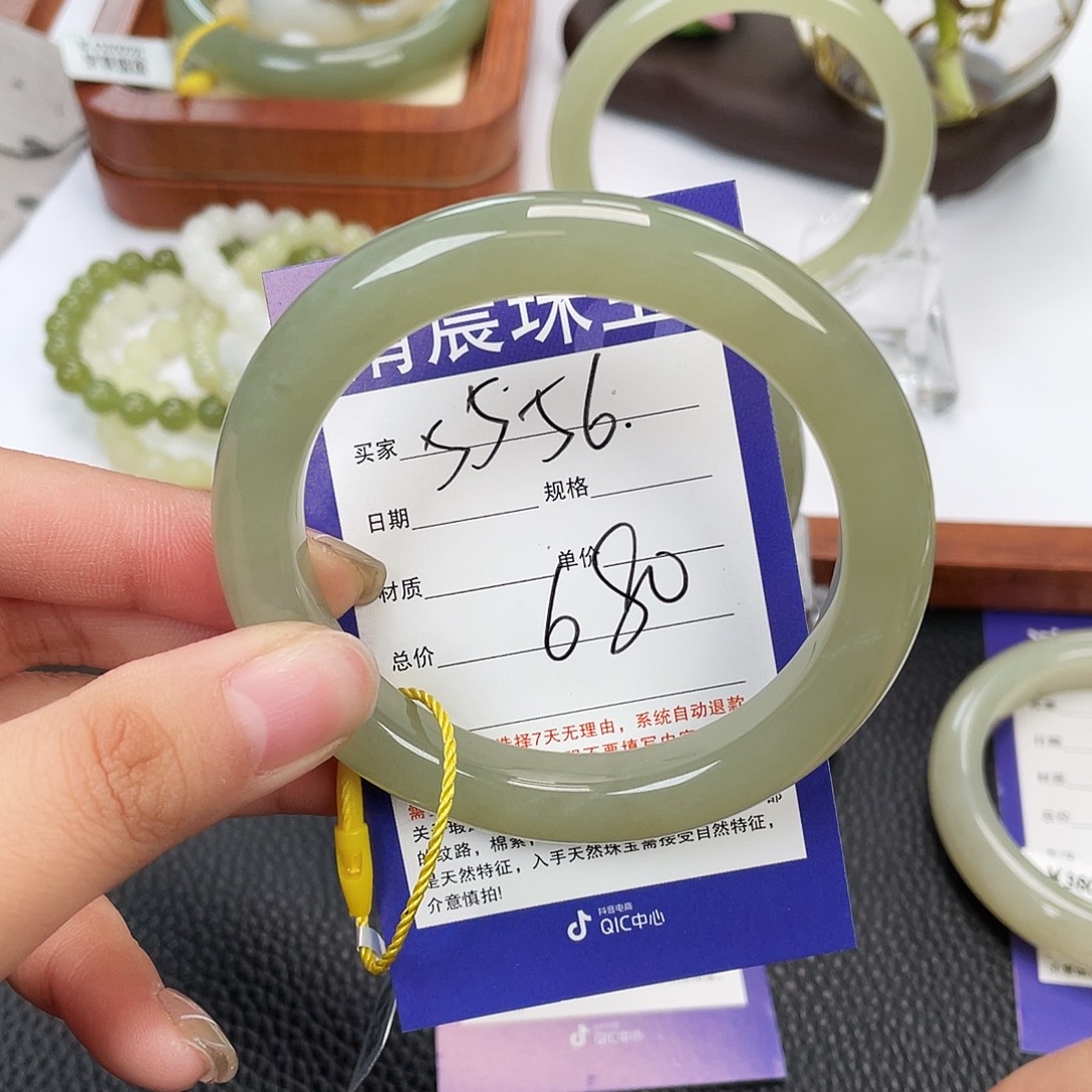 和田玉未镶嵌手镯