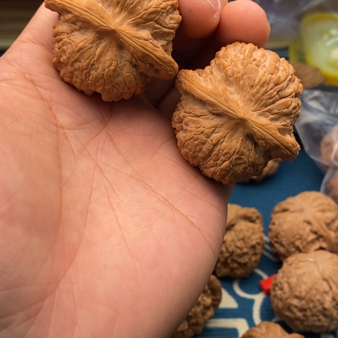 文玩核桃吊坠血麒麟