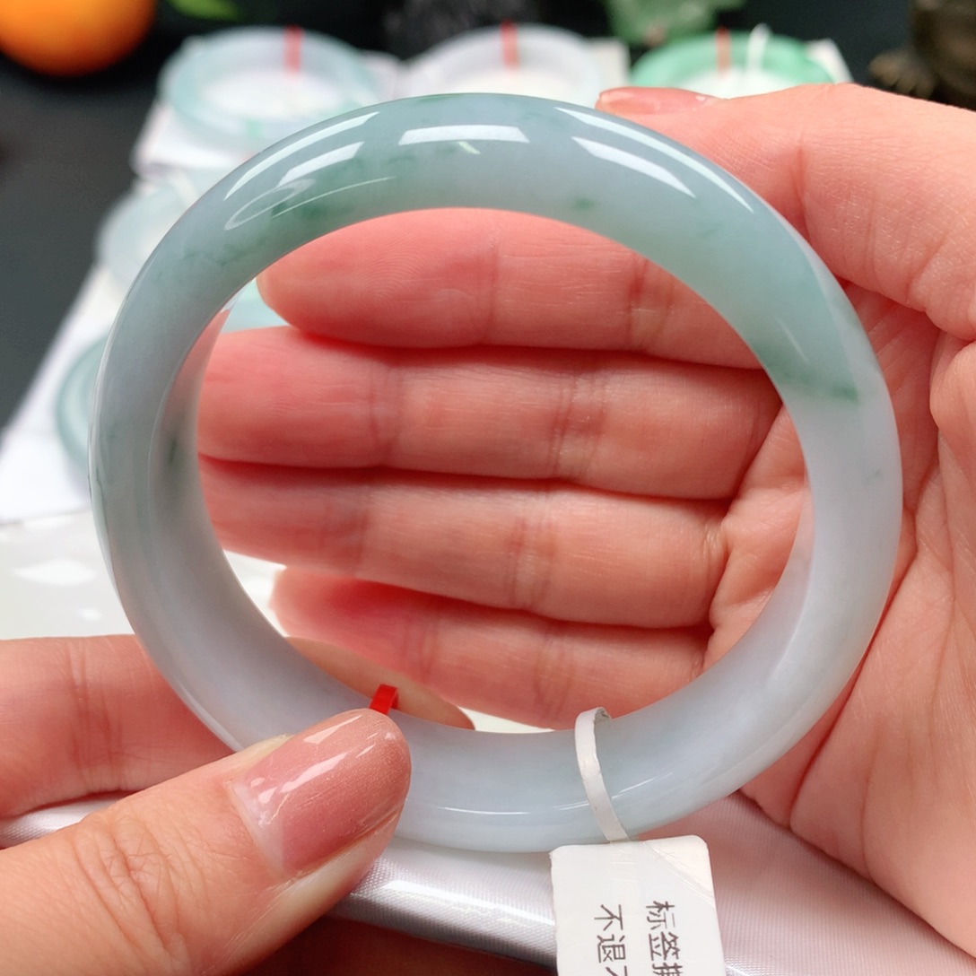 翡翠手镯未镶嵌59+飘花 细腻娇润