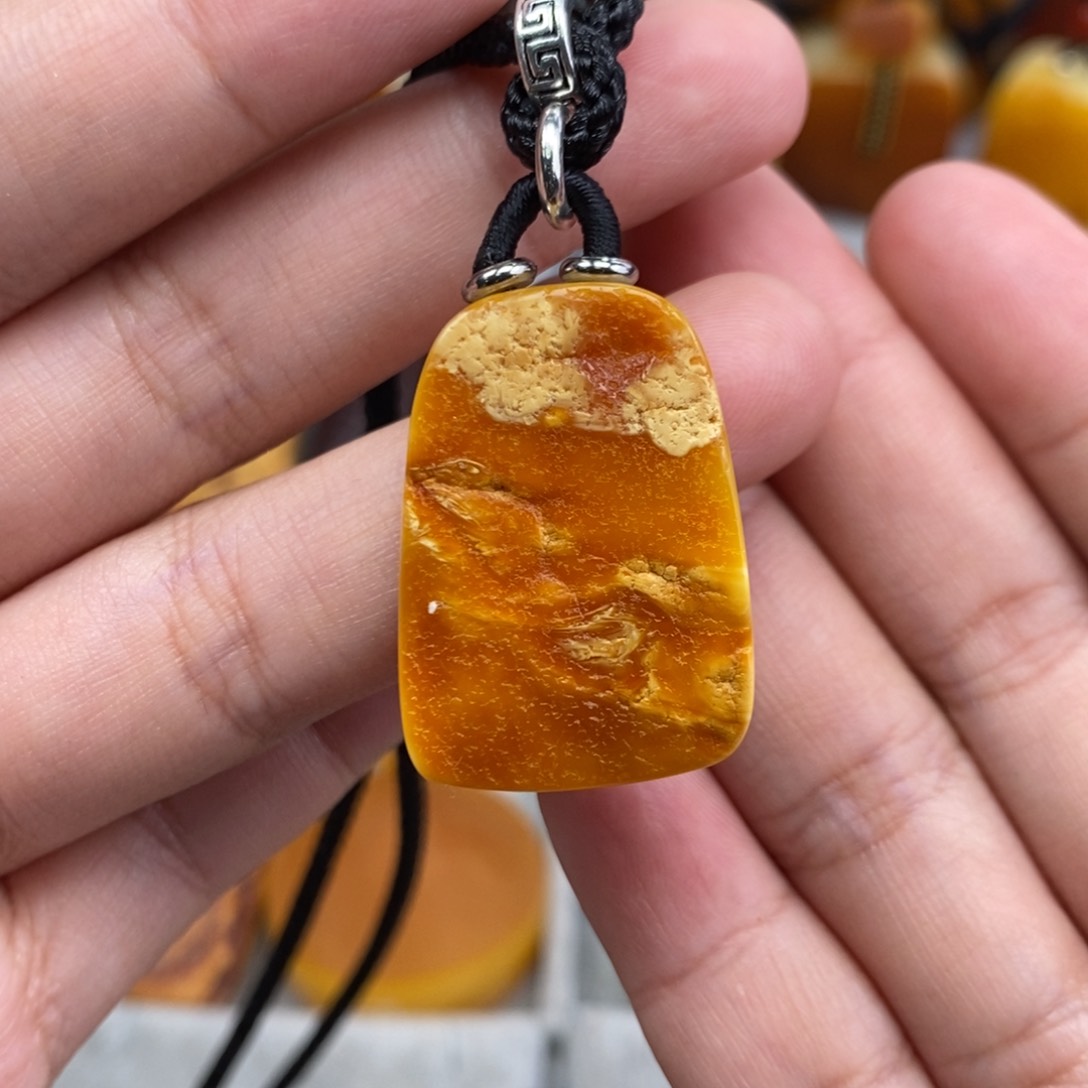 琥珀吊坠(赠链)未镶嵌