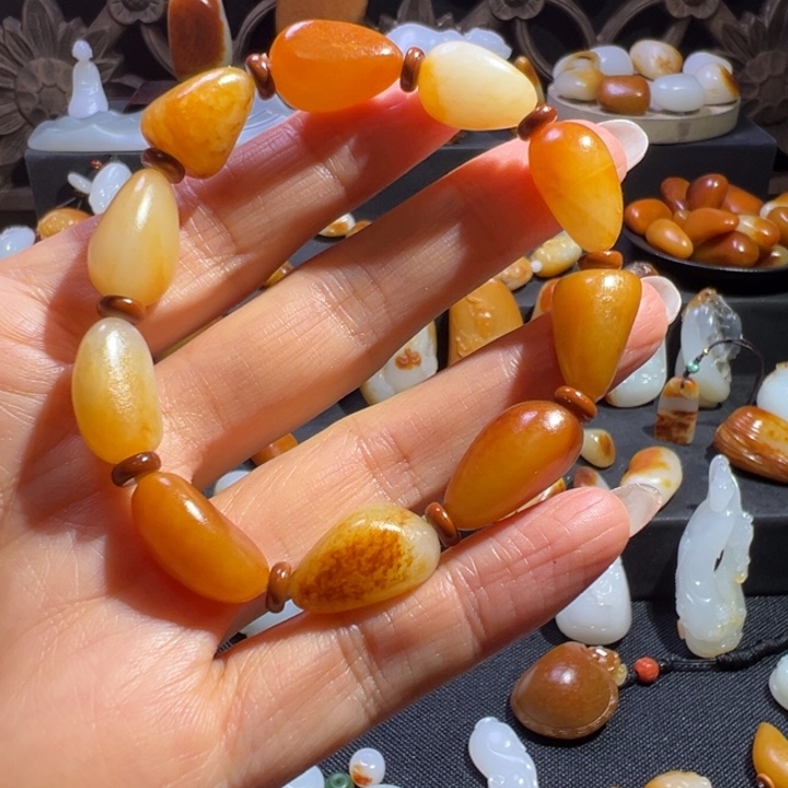 西***者和田玉未镶嵌颈饰