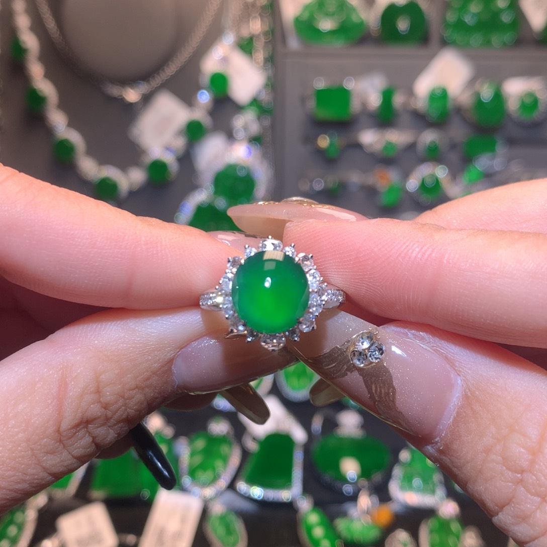 翡翠戒指18K金镶嵌蛋面