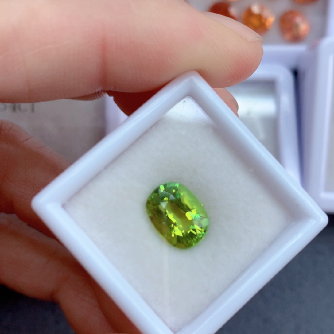 绿色碧玺2.3克拉裸石未镶嵌