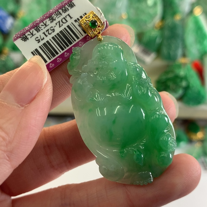 翡翠吊坠(不含链)18K金镶嵌?