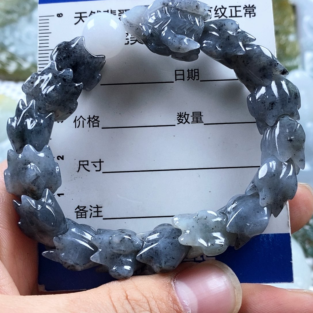 翡翠颈饰未镶嵌翡翠