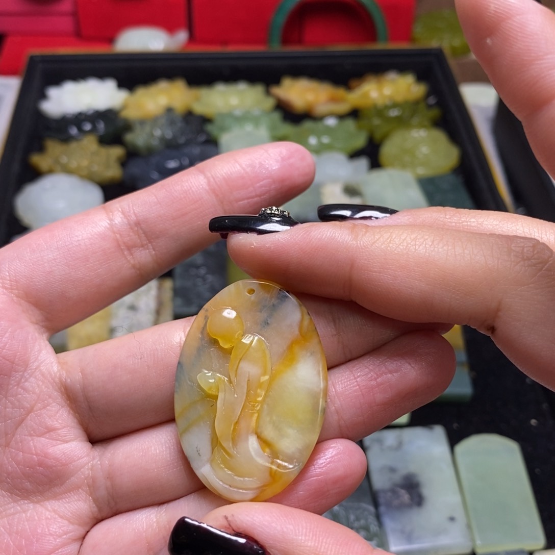 蛇纹石玉颈饰未镶嵌