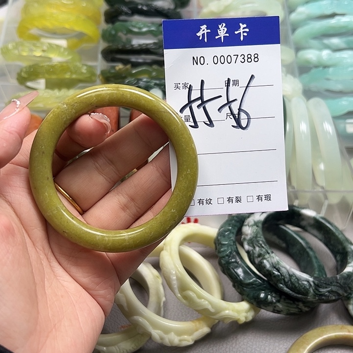 蛇纹石玉未镶嵌手镯