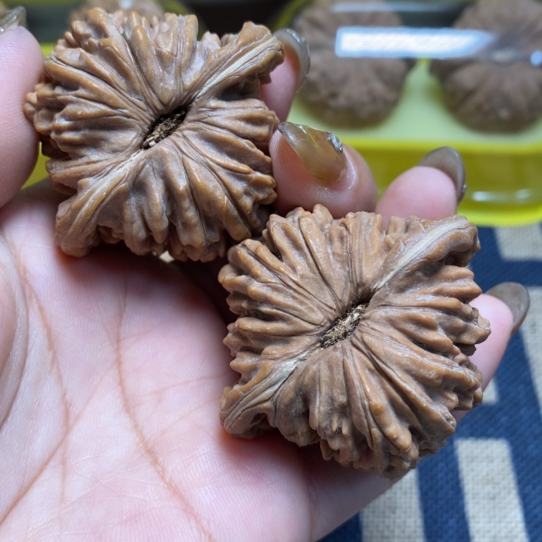 您***着吊坠文玩核桃篓子