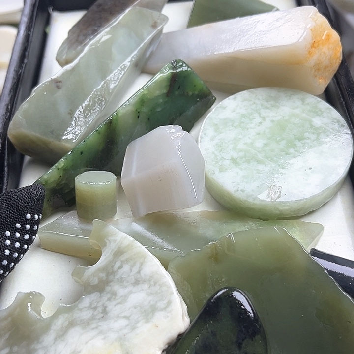 和田玉（糖玉）和田玉边角料9K金镶嵌帅**下