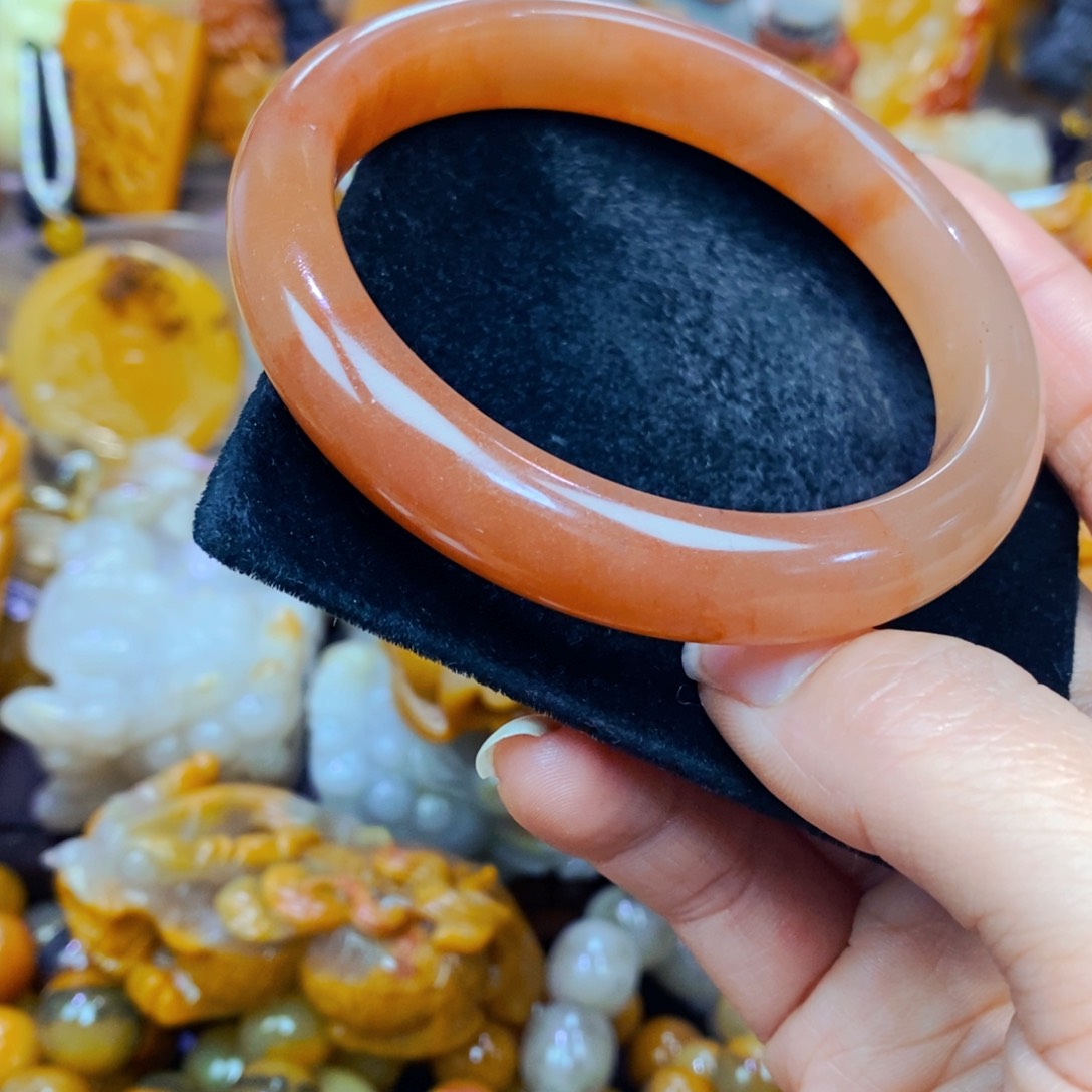 未镶嵌石英质玉（黄龙玉）颈饰