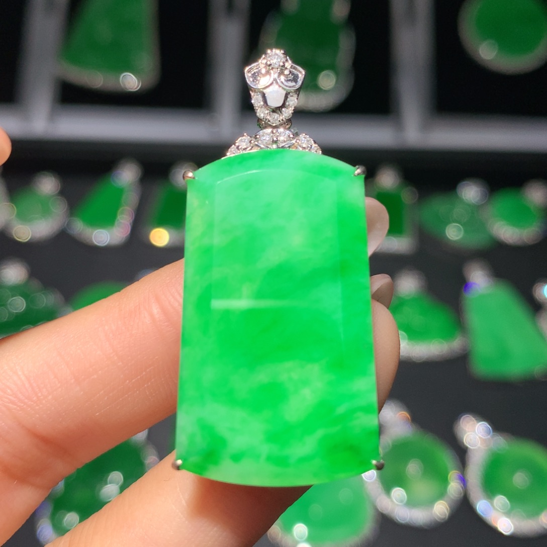 翡翠18K金镶嵌颈饰翡翠