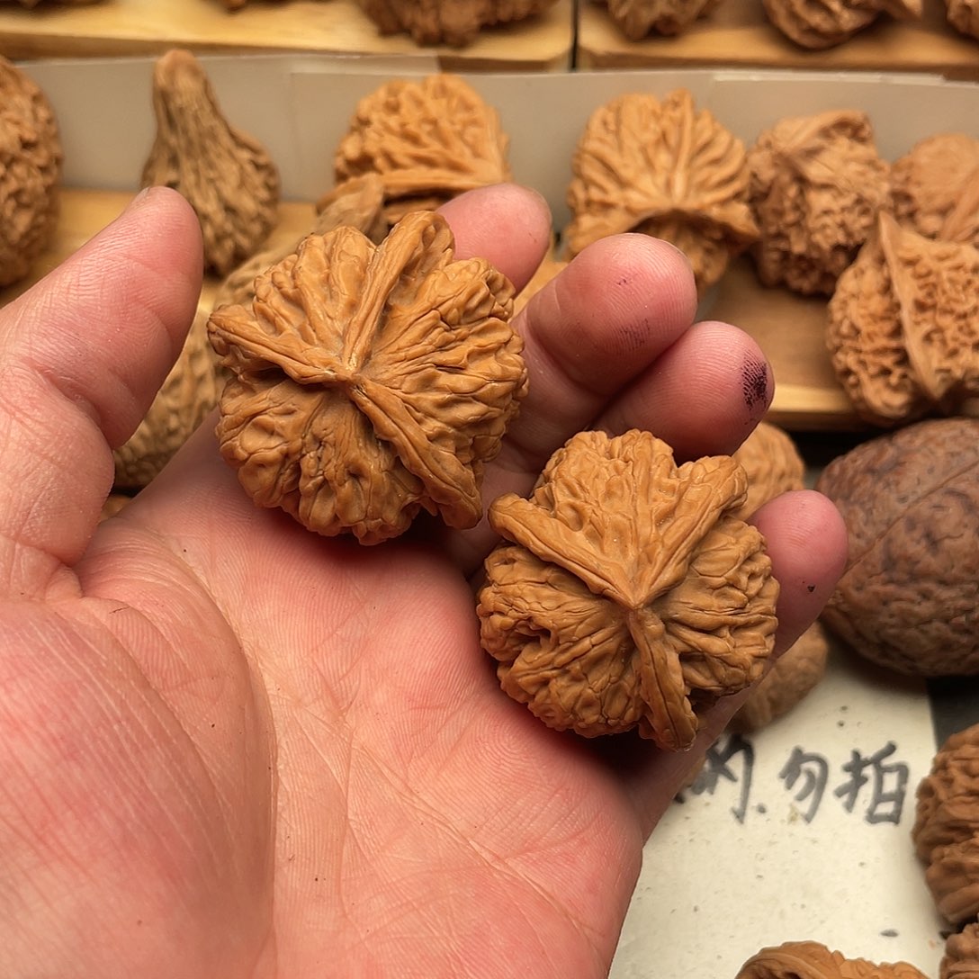 乐***遥文玩核桃吊坠三楞